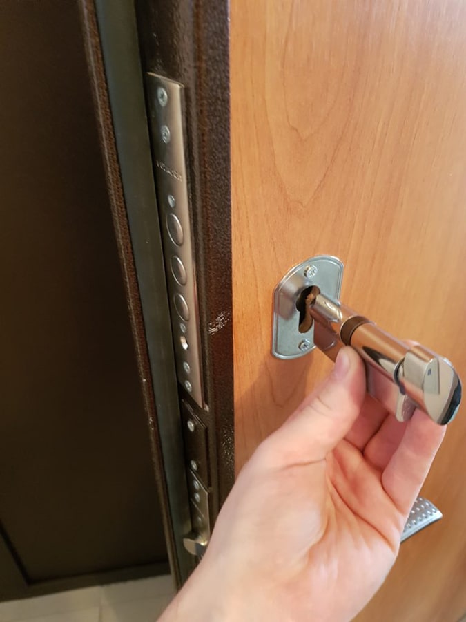 заменить личинки в металлической двери в квартире